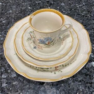 Mikasa Vintage Garden Club Blue Daisies 4 Piece Dinnerware Set EB804 Japan